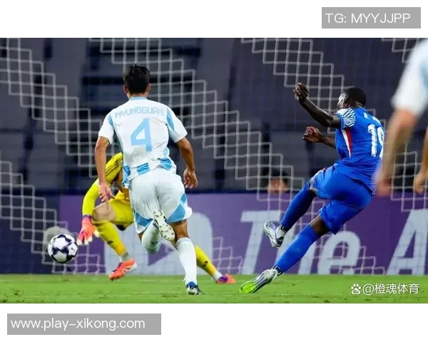 阿苏埃单刀突入禁区遭侵犯裁判未判点球引发强烈不满