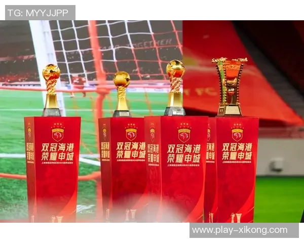 上海海港喜获三连冠更衣室庆祝合影传递冠军荣耀